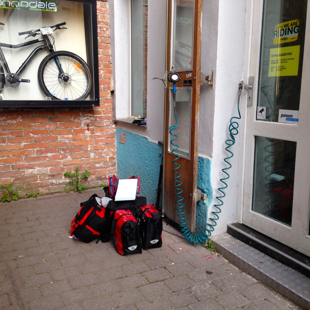 Waiting with  my stuff at Ciclopia Vienna to resume my trip