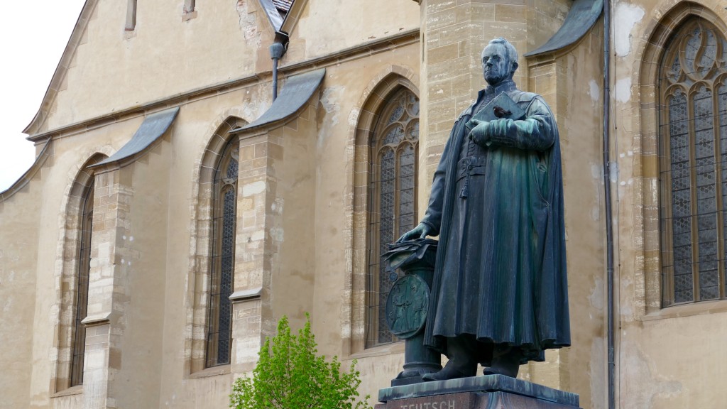 Statuia Teutsch and behind the Protestant Lutheran Church (Biserica Parohiala Evanghelica)