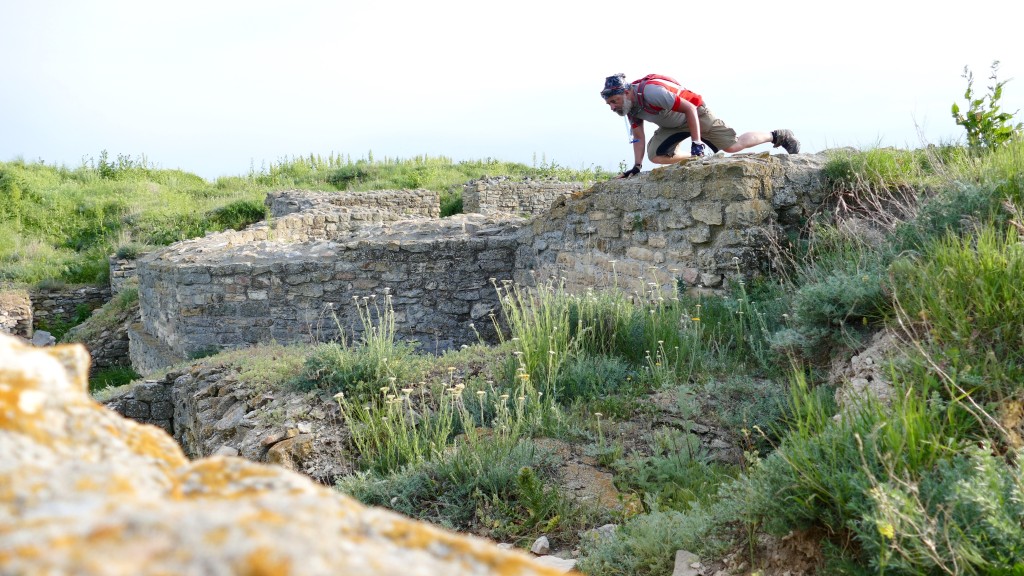 Estudio empírico de las ruinas. Orgami / ARGAMUM, una Polis griega del siglo VII AC, luego un fuerte Romano (SIGLO VII DC)