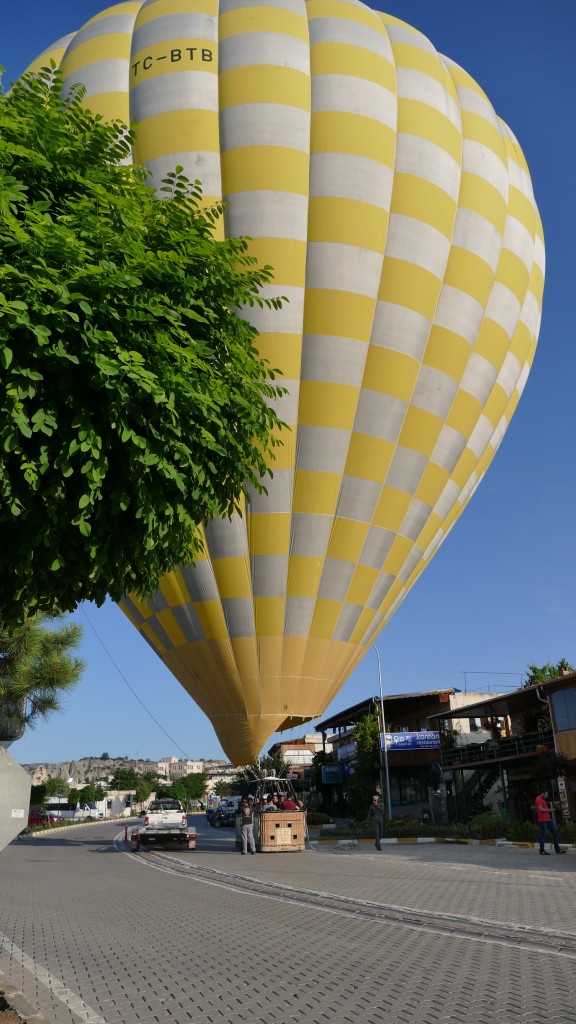 Perfect docking on the main road of  Göreme, Kapadokya