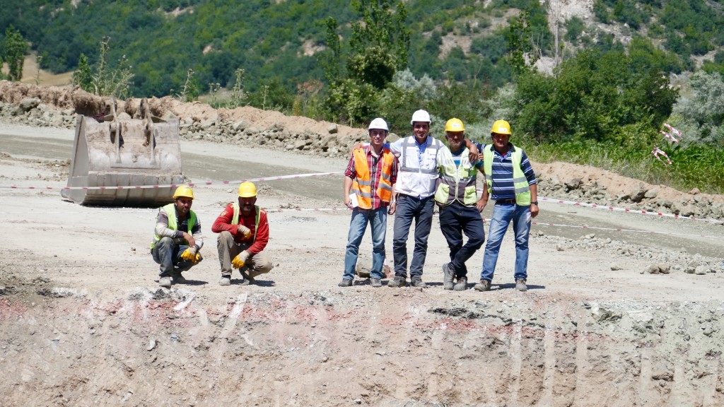 street workers on Road Number 850 between Tokat and Niksar