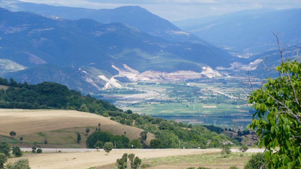 The Canik Mountains are to the north, Dönek Mountain to the south, and the Niksar Lowland is situated between these mountains. The Niksar Lowland is one of the most important lowlands of the Black Sea Region. VIEW heading South direction Erzincan / Erzurum