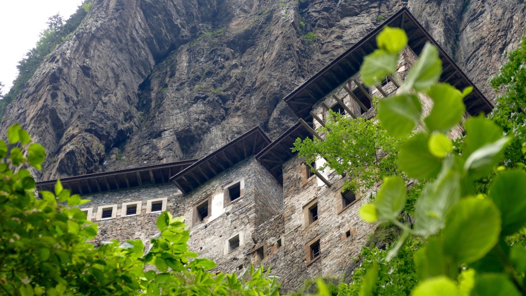 The entrance to the Monastery leads up a long and narrow stairway. There is a guard-room next to the entrance. The stairs lead down from there to the inner courtyard. On the left, in front of a cave, there are several monastery buildings. The cave, which was converted into a church, constitutes the center of the monastery. The library is to the right.