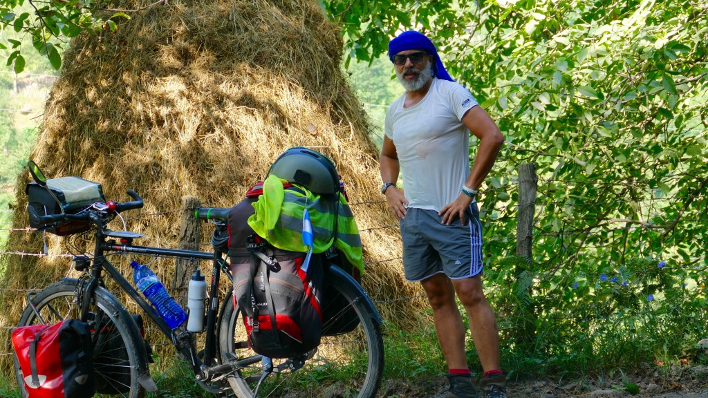 A rest along the road in the upper valley of Adjaris-tsqali. This day I got 44 degrees celsius and over 1500 meter climbings.