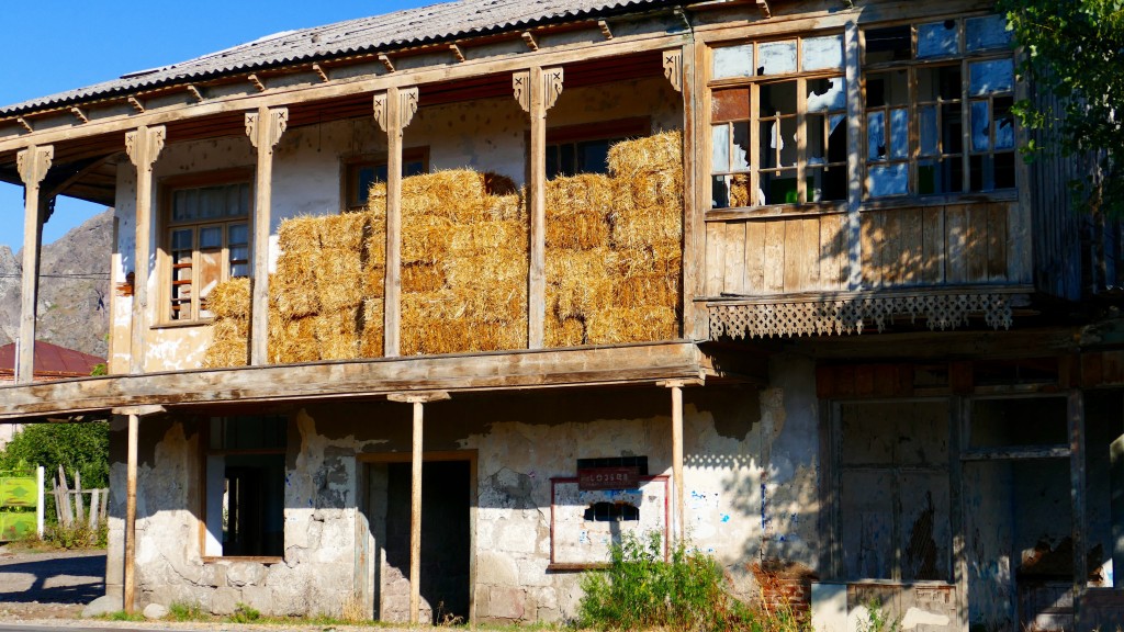 leaving Akhaltsikhe. Oposite this building was a grocery where the owner offered me breakfast. As usual, I forget to shoot a picture.