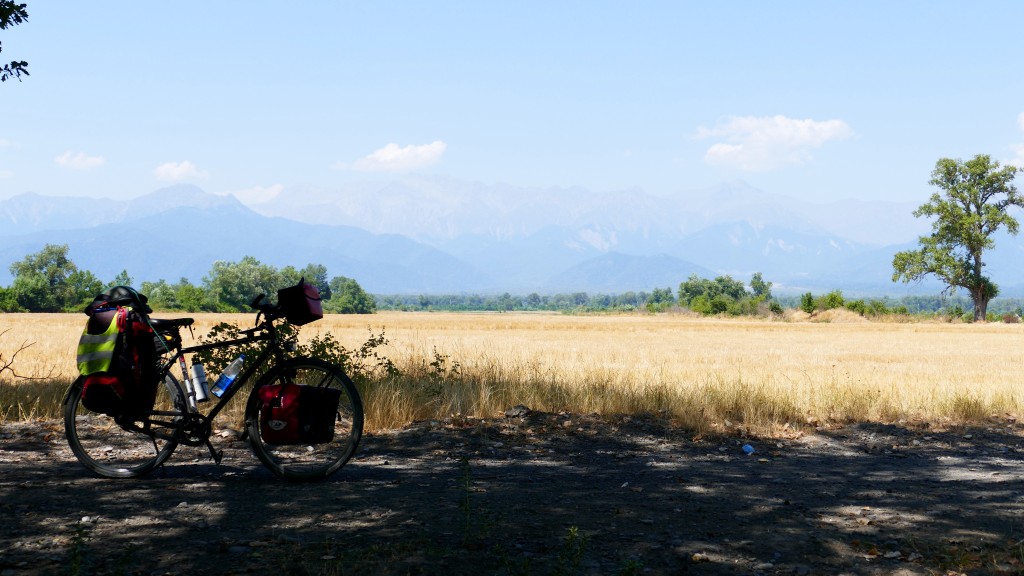 Steppe, on the Background the greater Caucasus. On this place I meet with Gwydion from Wales, riding his bike to Baku