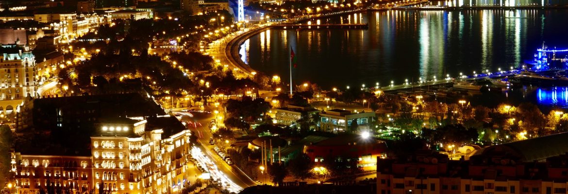 DIA 163 – De noche por las calles iluminadas de Bakú.