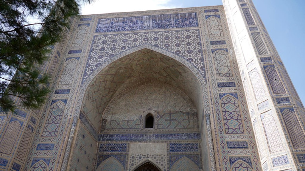 The majestic blue domes of the Bibi-Khanym Mosque are the unusual sight.It takes one’s breath even from understanding the scale of construction of this monument, impressing with its size and beauty. In antiquity the dome of this mosque was compared with the dome of heaven and the arch of portal – with the Milky Way.