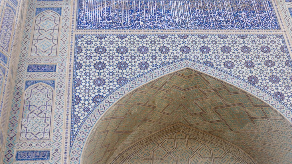 The majestic blue domes of the Bibi-Khanym Mosque are the unusual sight.It takes one’s breath even from understanding the scale of construction of this monument, impressing with its size and beauty. In antiquity the dome of this mosque was compared with the dome of heaven and the arch of portal – with the Milky Way.